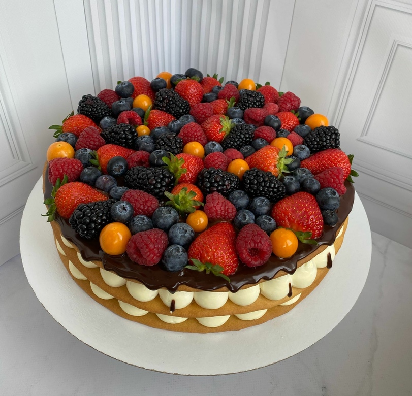 открытый торт в ягодах