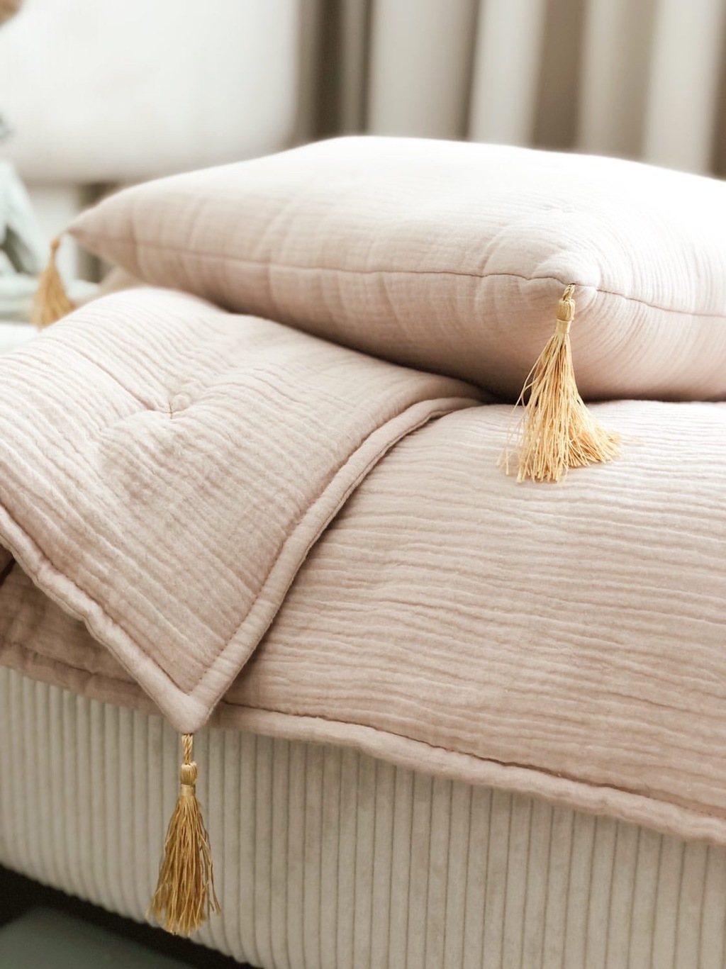 Наволочка из муслина с кисточками