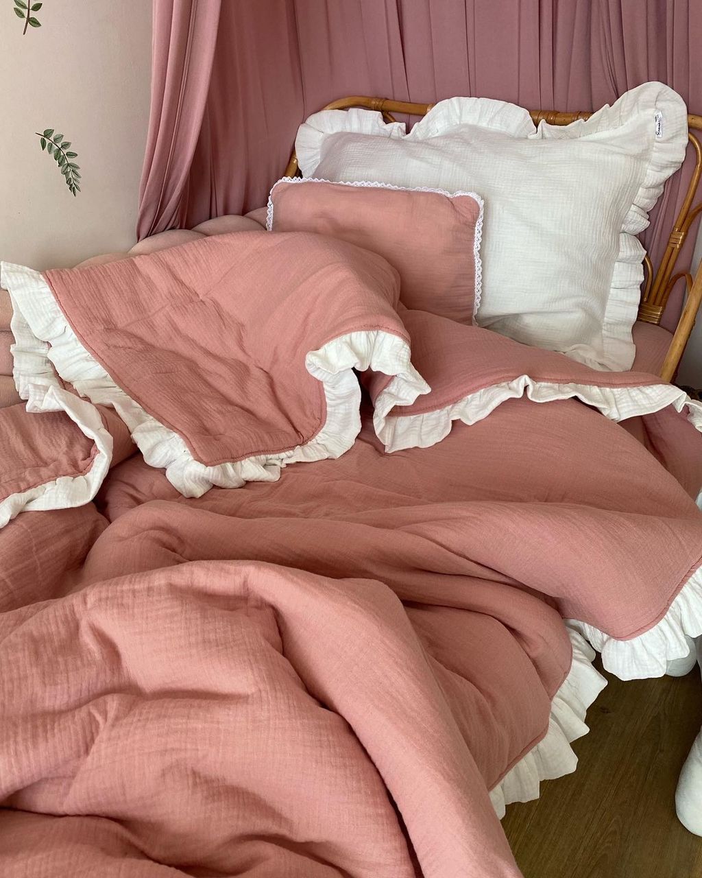 Покрывало из муслина с рюшей