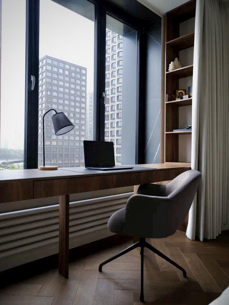 Рабочий стол со стеллажом