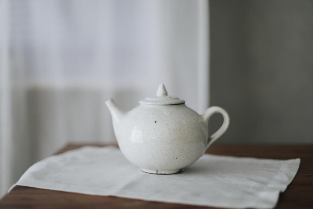 Керамический чайник в японском стиле белый