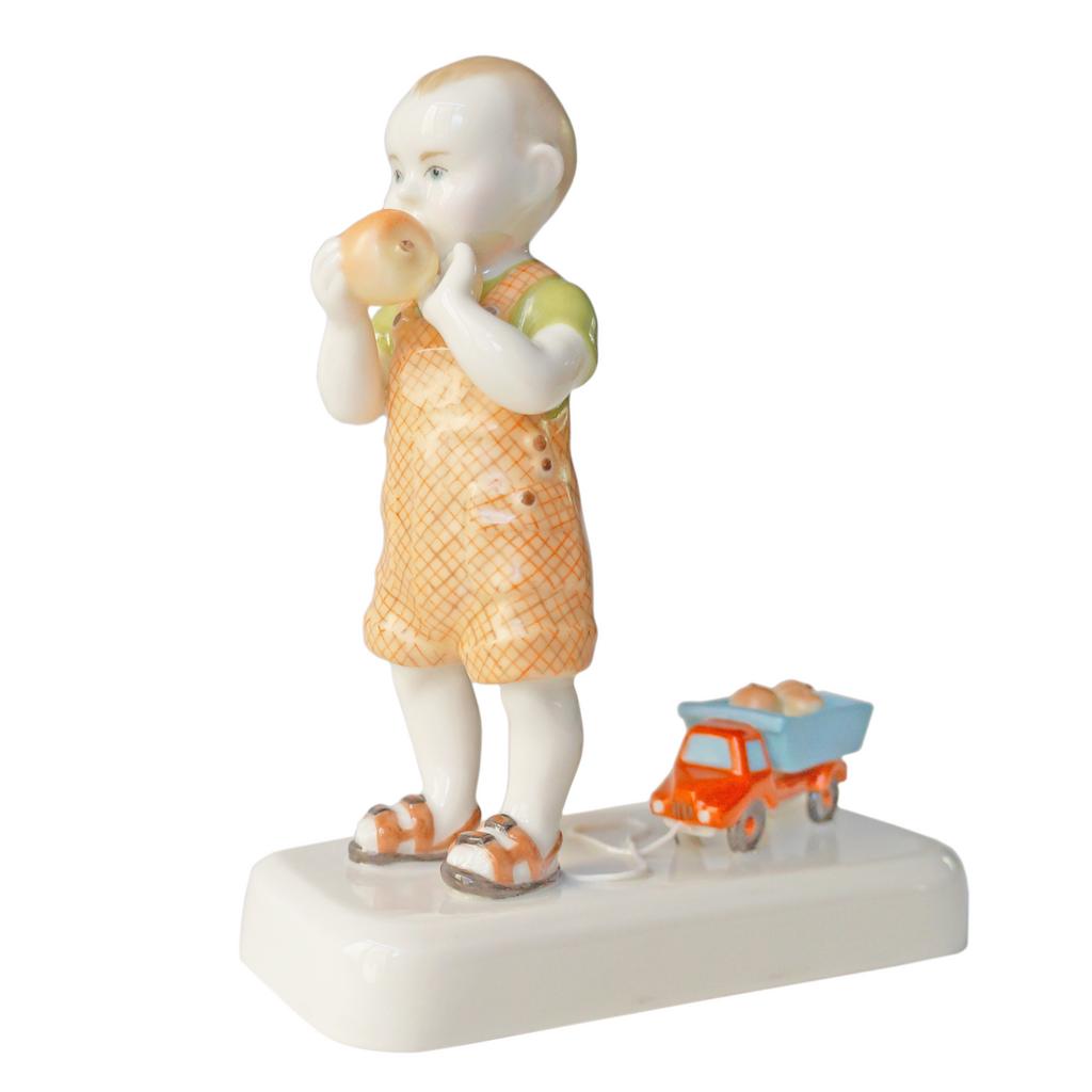 Скульптура "Мальчик с машинкой" декорированная
