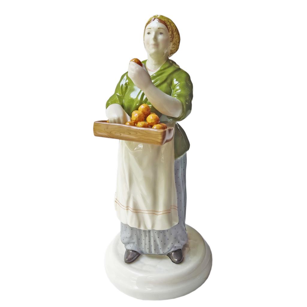 Скульптура "Торговка лимонами" декорированная