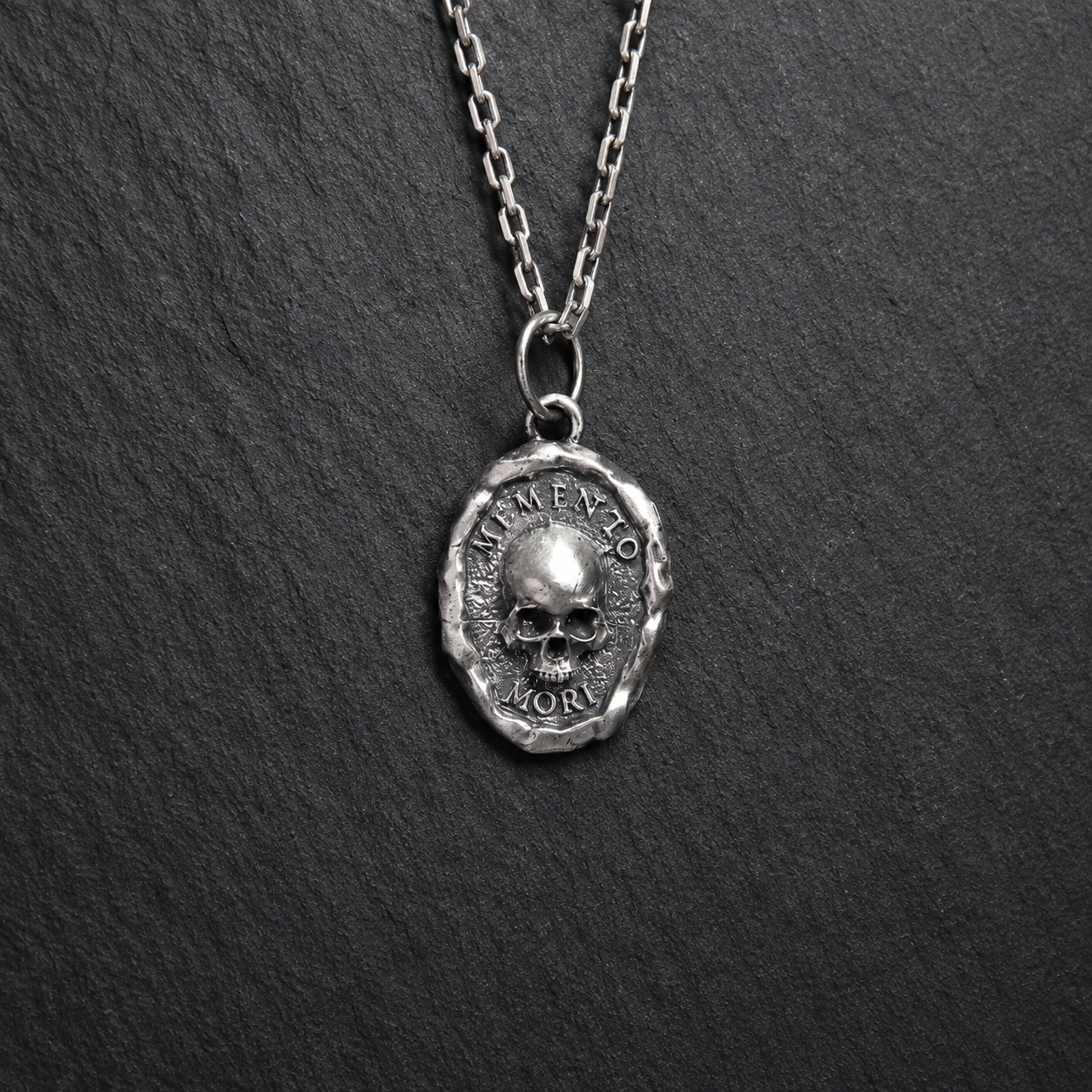 Подвеска Memento Mori овальная