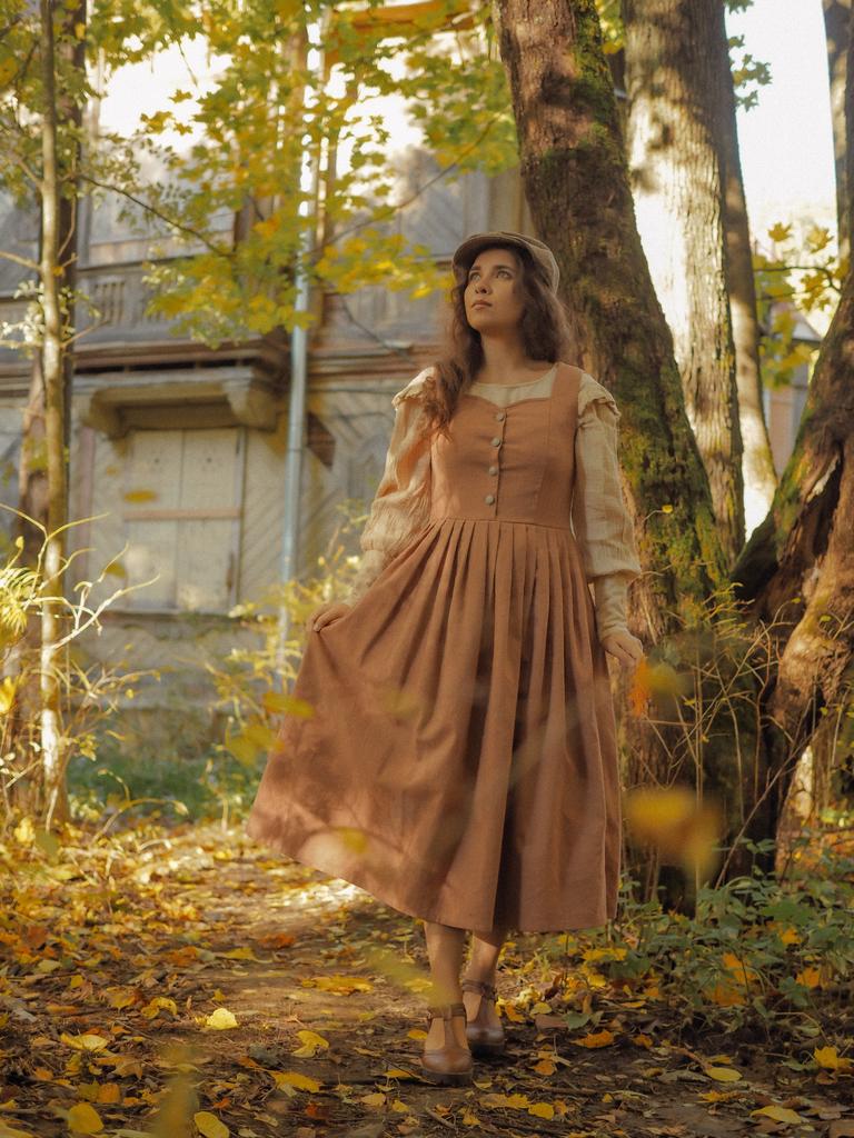 Сарафанчик "Таврический сад" из крапивы миндаль