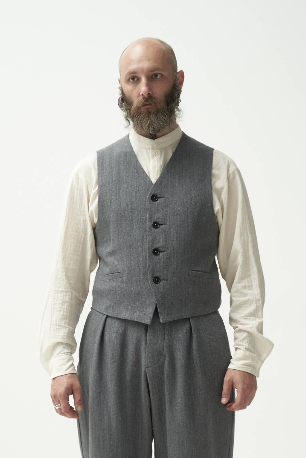 Серый жилет из шерсти мериноса