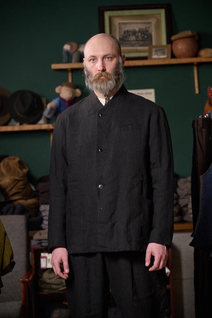 Черный пиджак из вареной крапивы