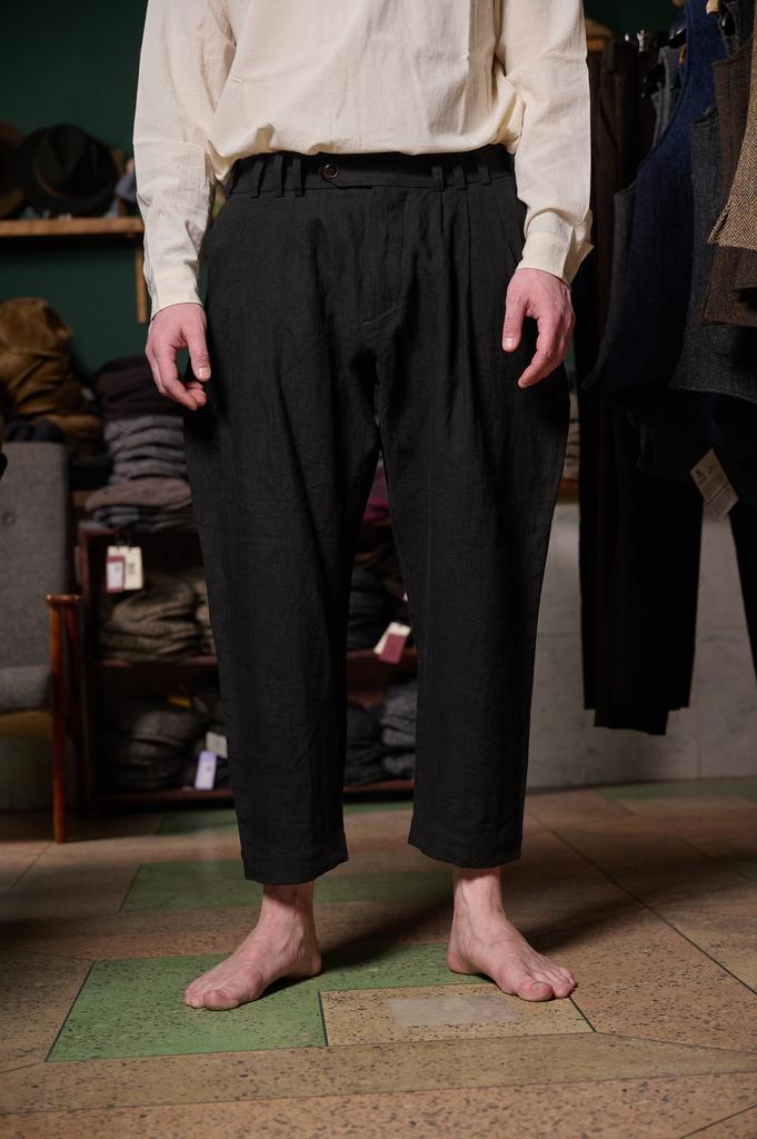 Черные брюки свободного кроя