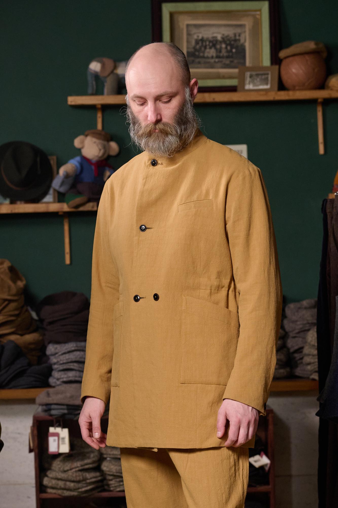 Двубортный пиджак из вареной крапивы песочного цвета