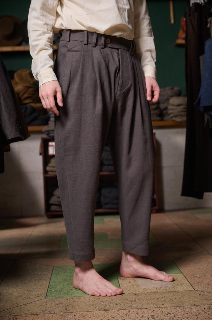 Серые брюки свободного кроя из вареной конопли