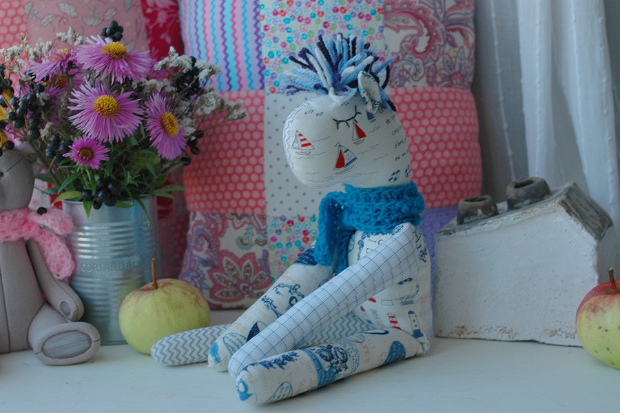 Коник в шарфе