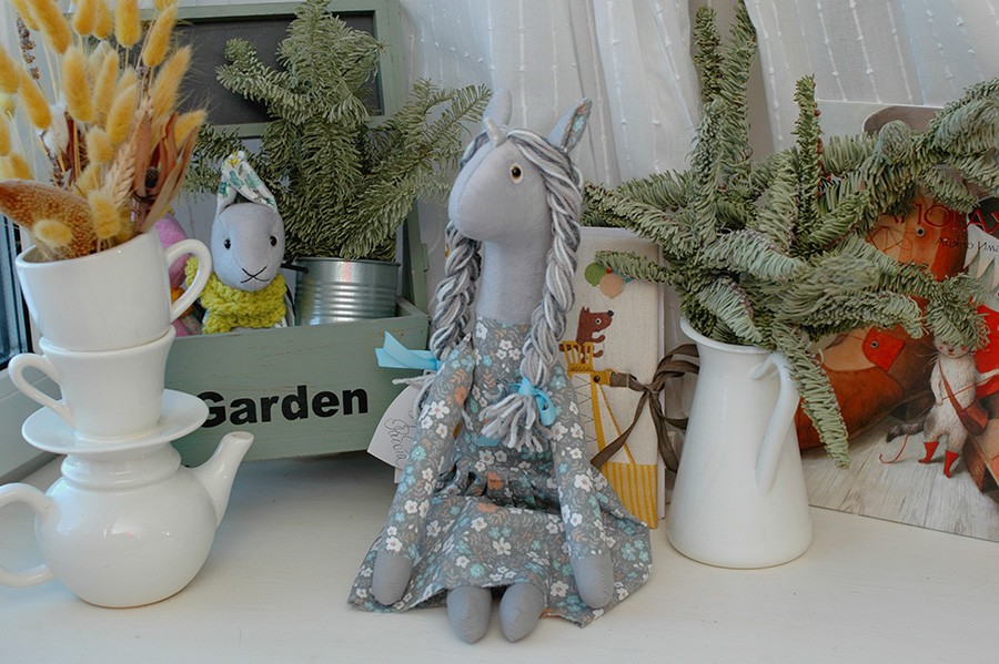 Единорожка в сером платье