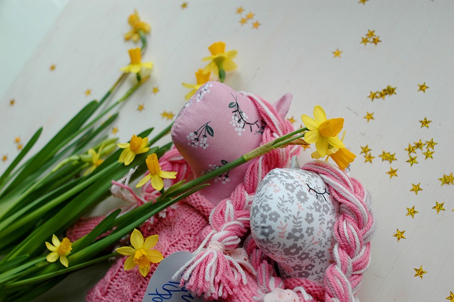 Единороги в цветах