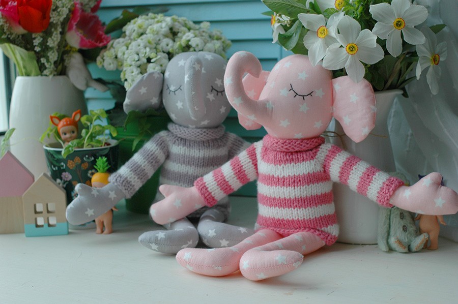 слоники в свитерах