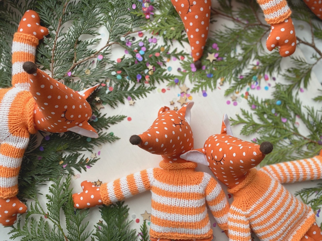 лисицы в свитерах