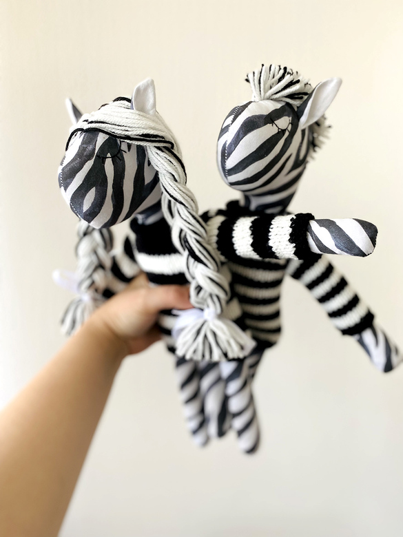 зебры в свитерах