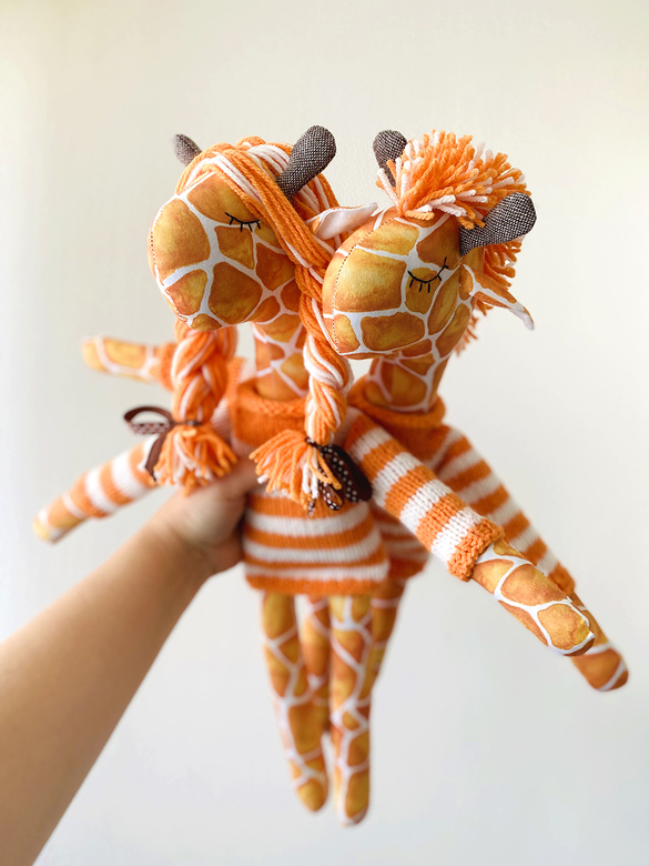 жирафы в свитерах