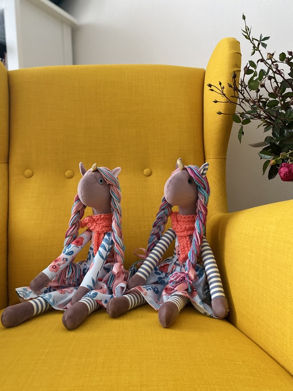 большие единороги в платьях