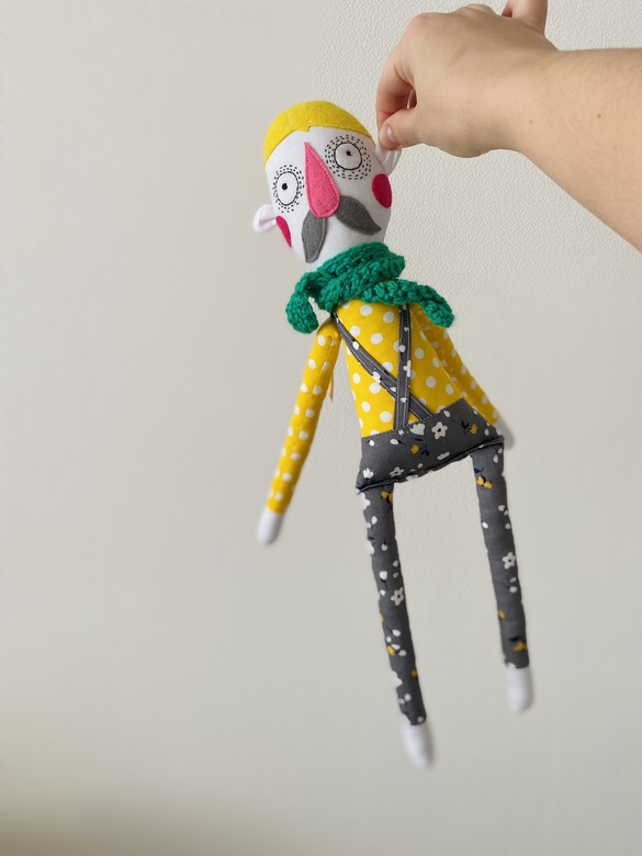 Усач в шарфе