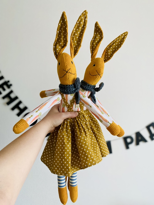 Кролики в морковках