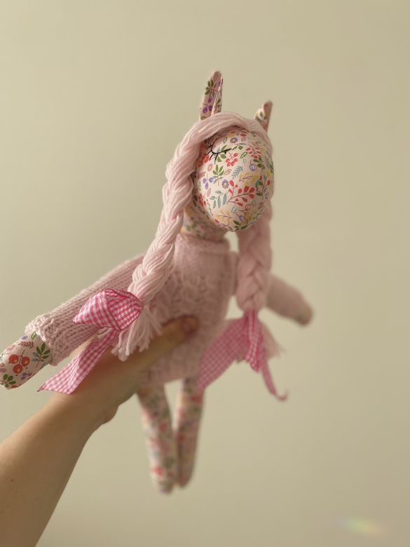 Розовая единорожка в свитере