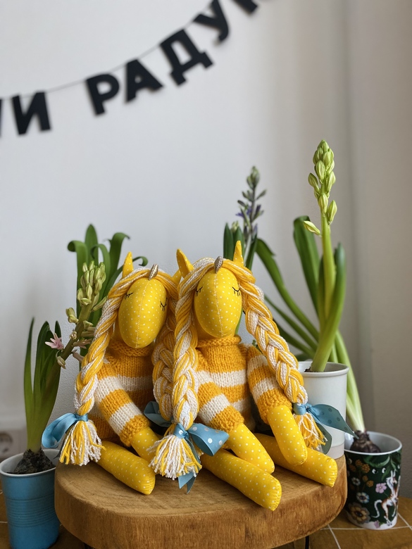 Желтые единороги