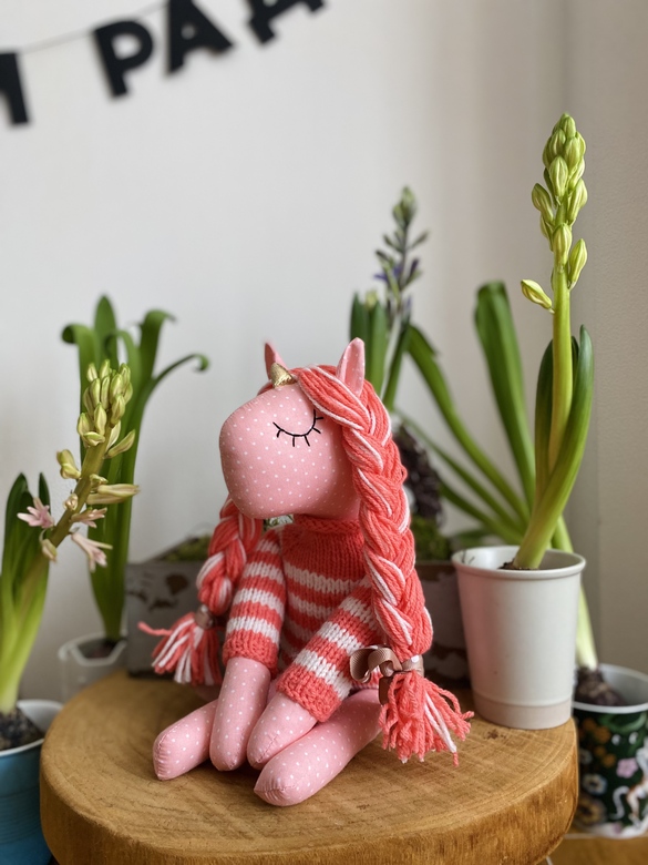 Единорог розовый в свитере