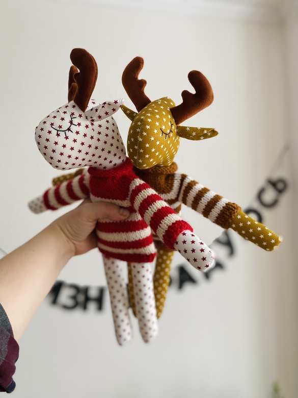 Лоси с в свитерах