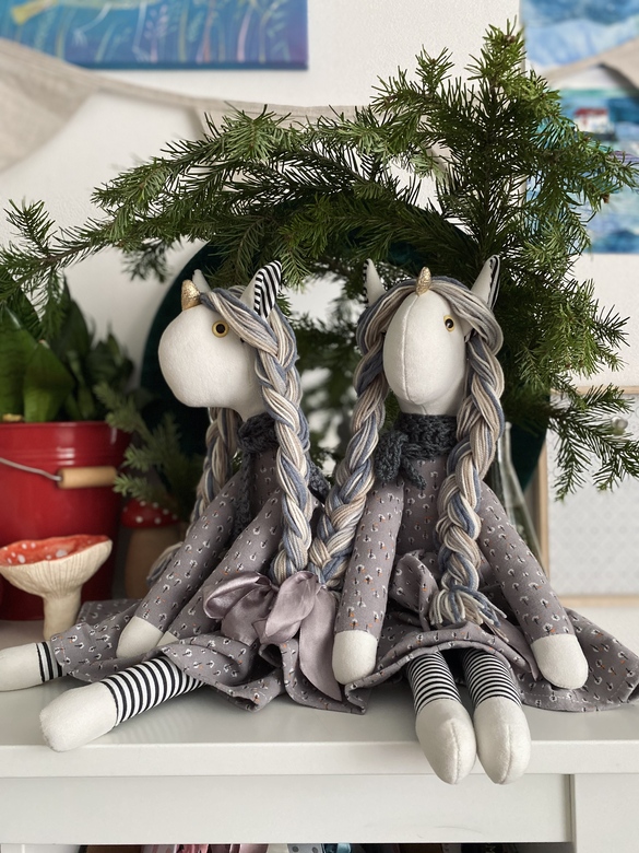 Единорог в сером