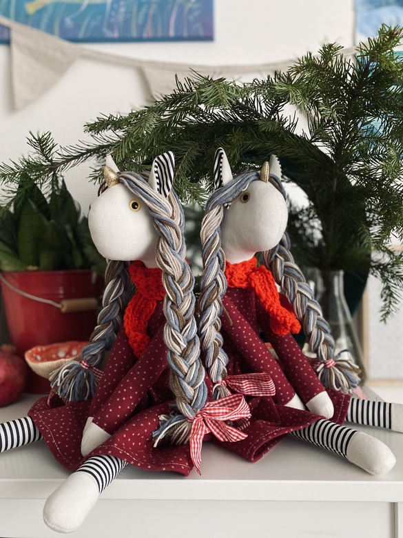 Единорог в красном