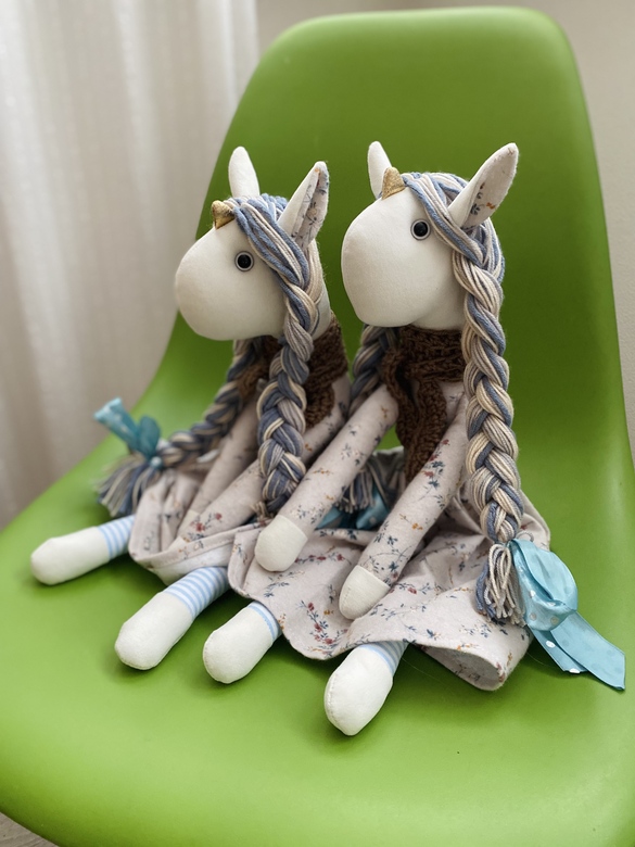 Единорог в сером платье