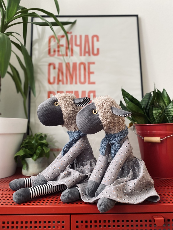 Овечка в сером платье