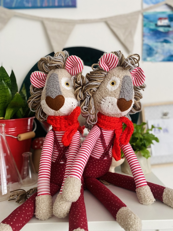 Лев в красных штанах