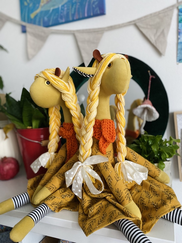 Жирафа с косичками