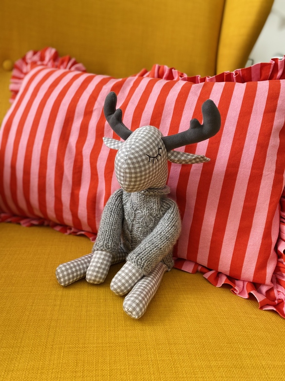 Лось в свитере