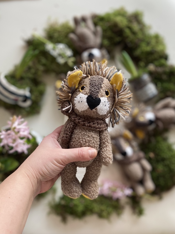 Львенок в шарфике