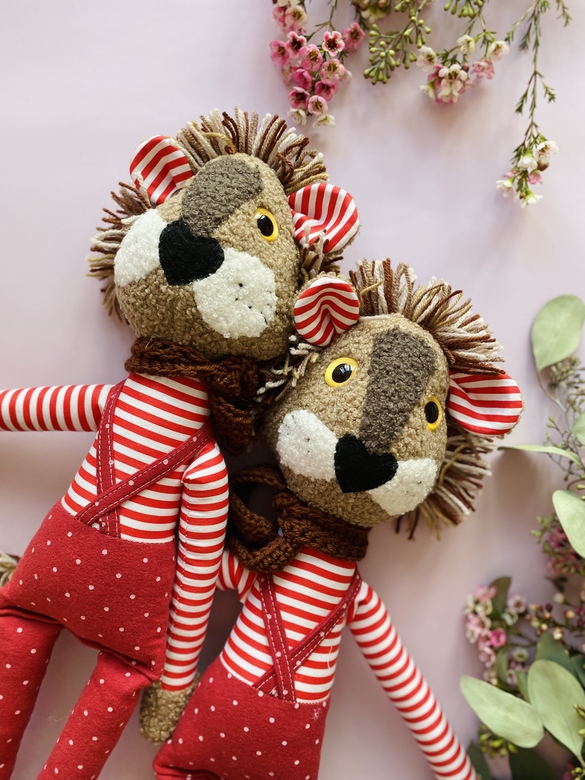 Лев в штанишках