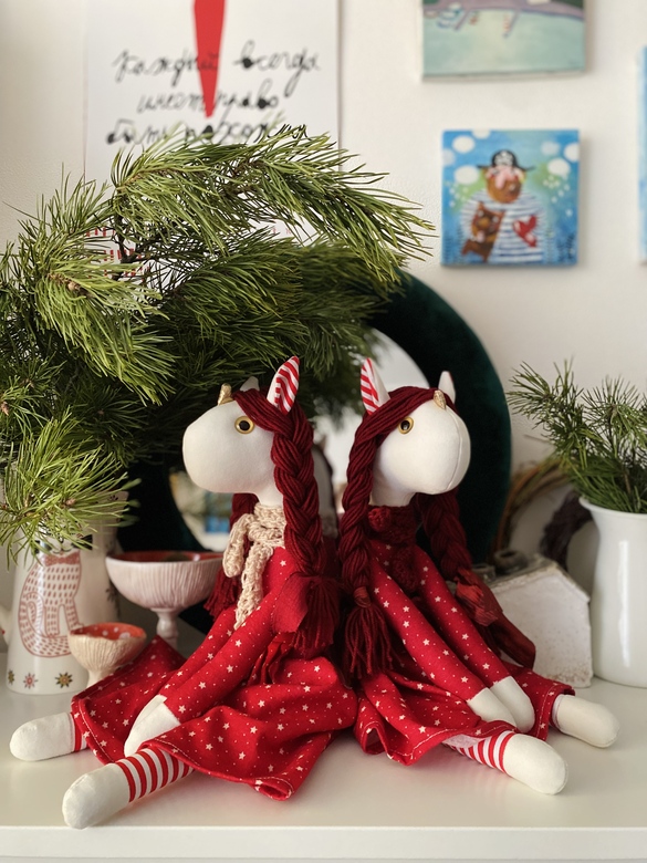 Единорог в красном