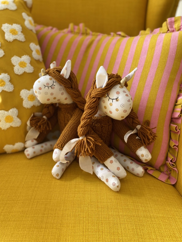 Единороги в свитере