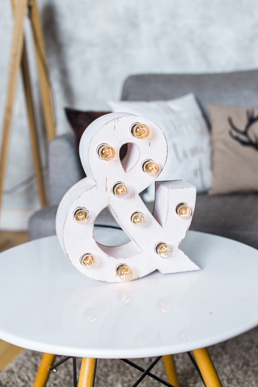 АМПЕРСАНД С ЛАМПОЧКАМИ (&)