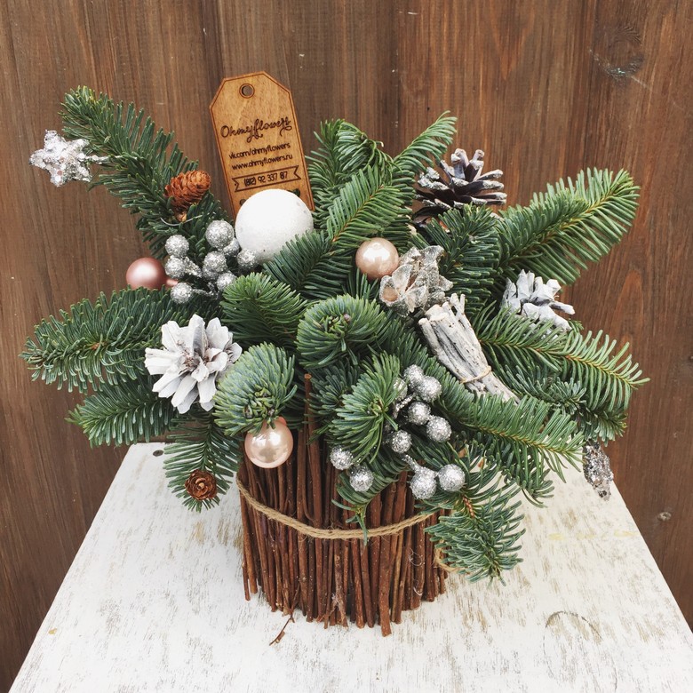 КОМПОЗИЦИЯ ИЗ ЖИВОЙ ЕЛИ В ВАЗЕ (S)