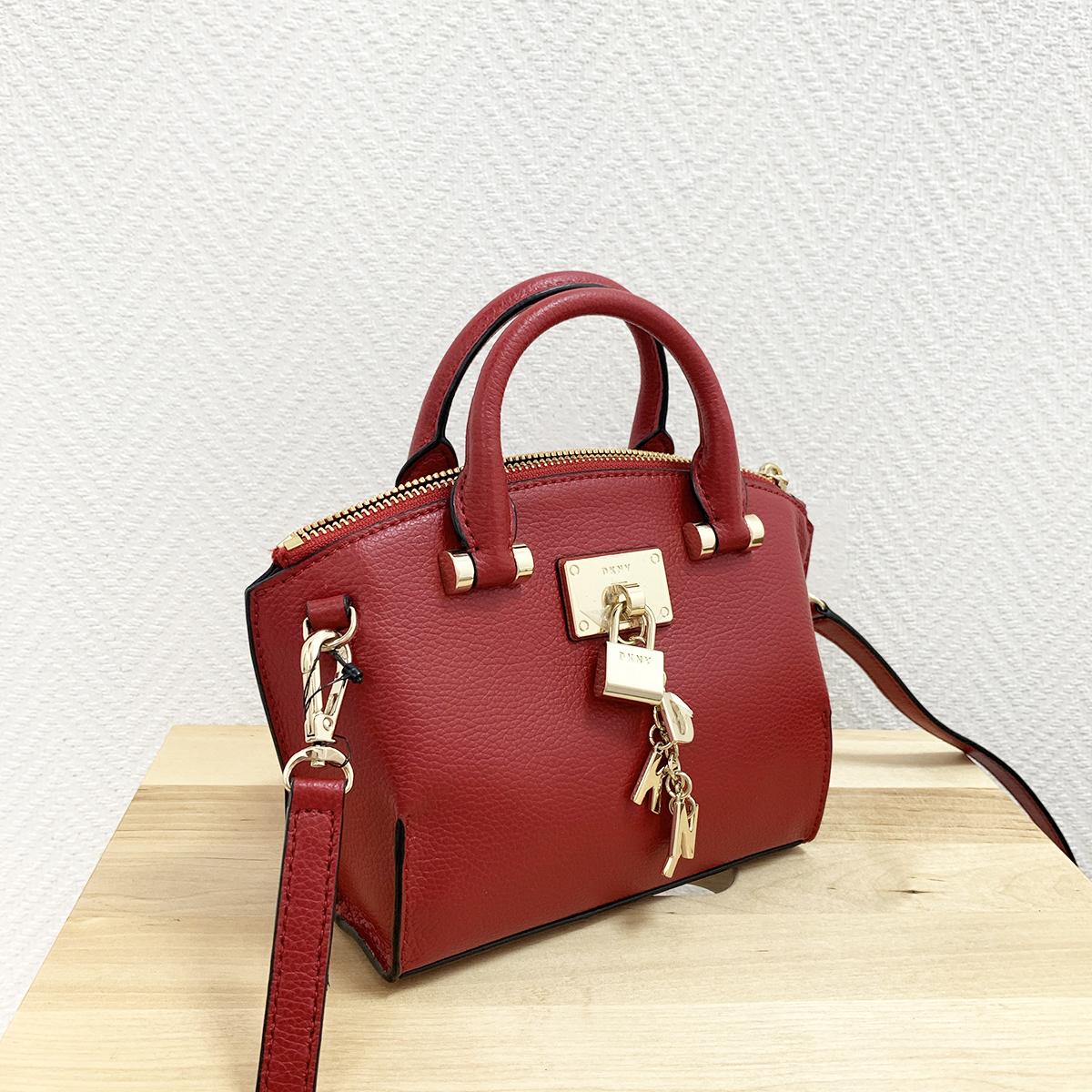 сумка DKNY Elissa Small Crossbody цвет red / красный витринный экземпляр HB0002D