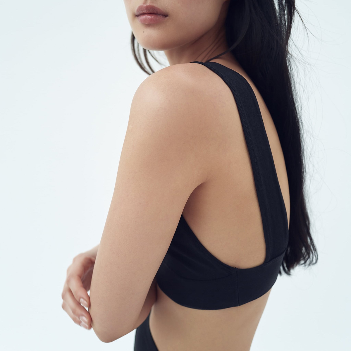 УКОРОЧЕННЫЙ ТОП С ОТКРЫТОЙ СПИНОЙ ZARA ЦВЕТ ЧЕРНЫЙ M00248