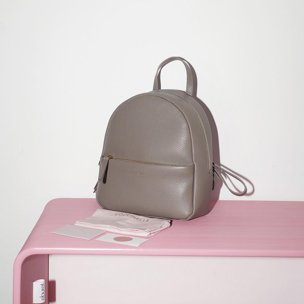COCCINELLE CHERRY BACKPACK  Warm Taupe / Серо-бежевый M00737