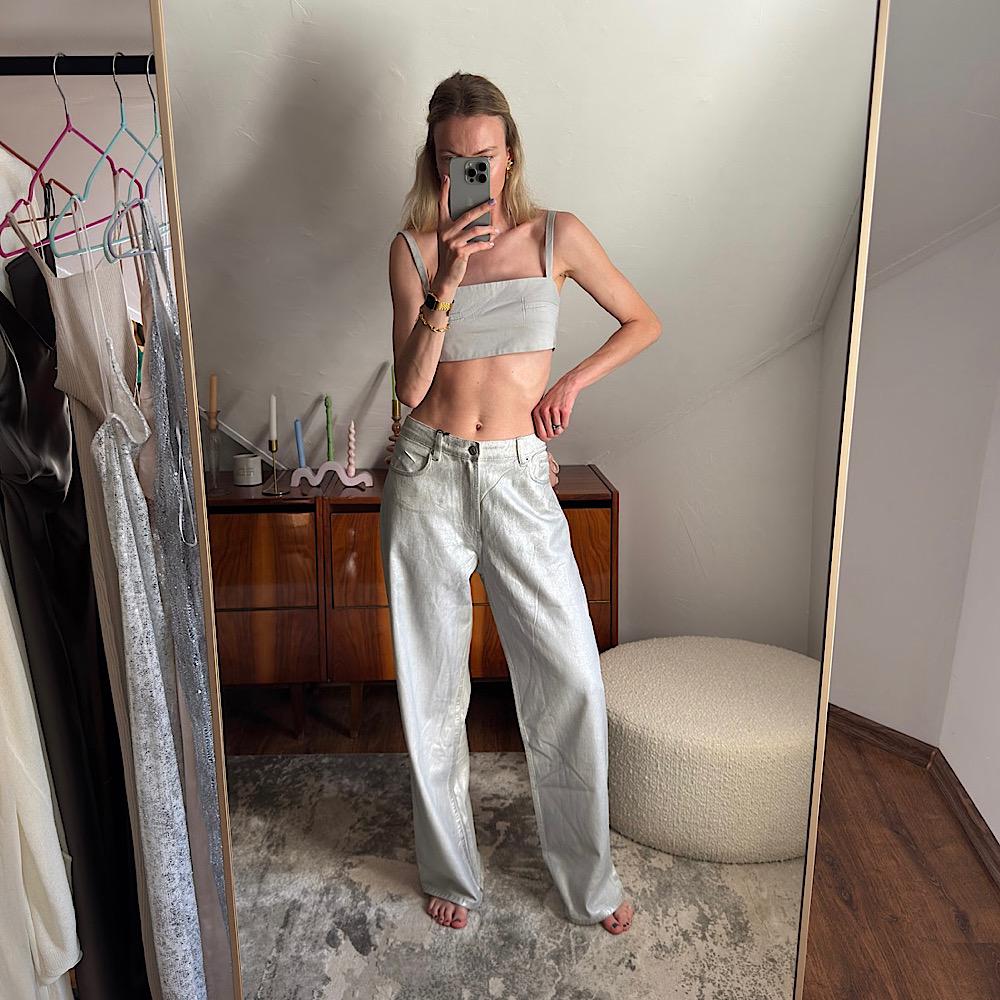 МЕТАЛЛИЗИРОВАННЫЕ ДЖИНСЫ ZARA TRF HIGH-WAIST METALLIC JEANS WHITE / БЕЛЫЙ СЕРЕБРО M00488