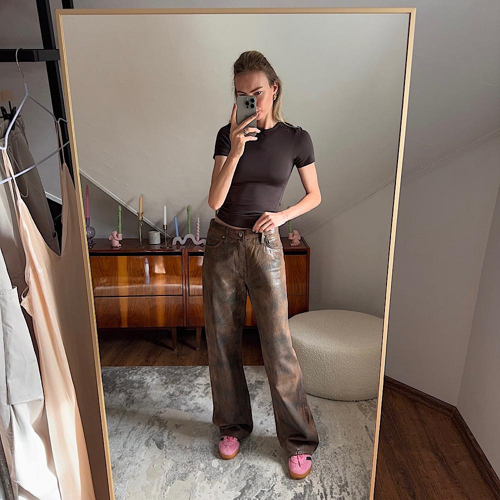 МЕТАЛЛИЗИРОВАННЫЕ ДЖИНСЫ ZARA TRF LOOSE-FIT MID-RISE FOIL JEANS DARK BROWN / КОРИЧНЕВЫЙ M00490