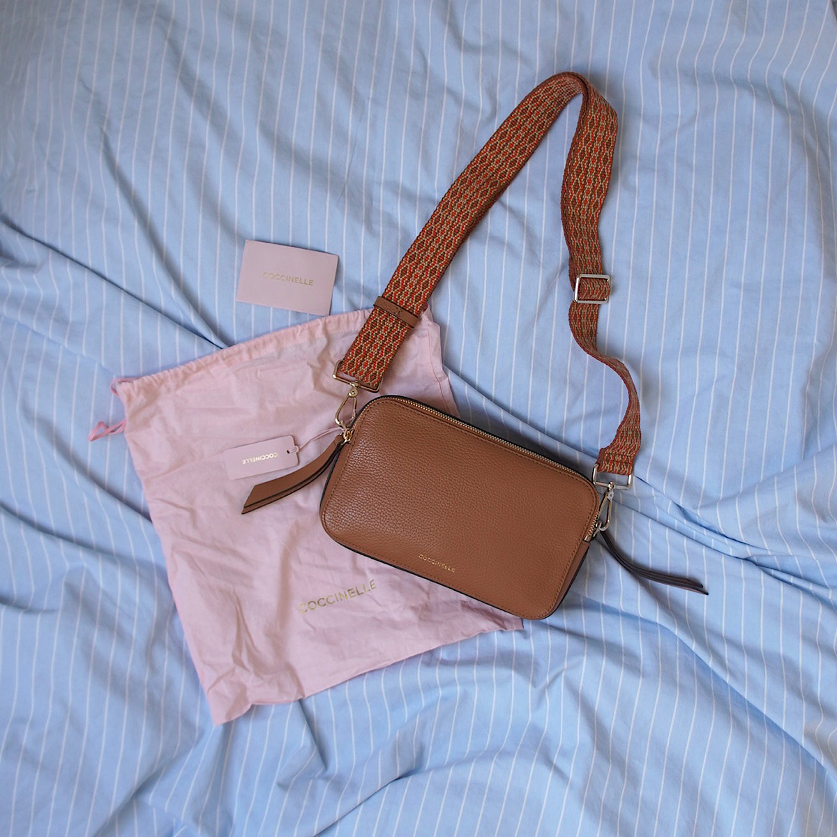 СУМКА COCCINELLE JEN MEDIUM цвет Caramel W03 / Карамельно-коричневый M00756