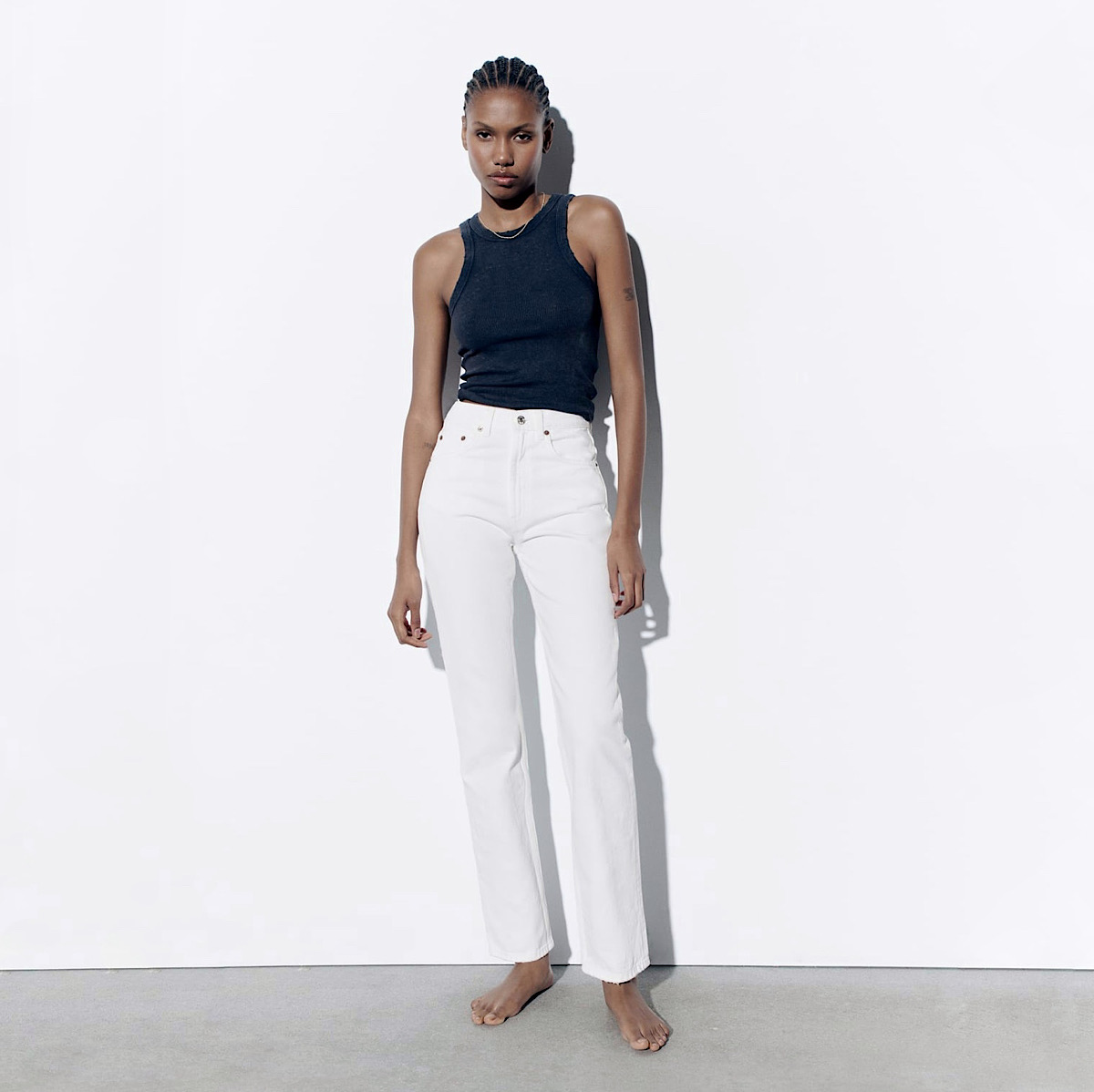 ДЖИНСЫ ZARA НА ВЫСОКОЙ ТАЛИИ HIGH-RISE STRAIGHT-FIT TRF JEANS WHITE / БЕЛЫЕ M00467