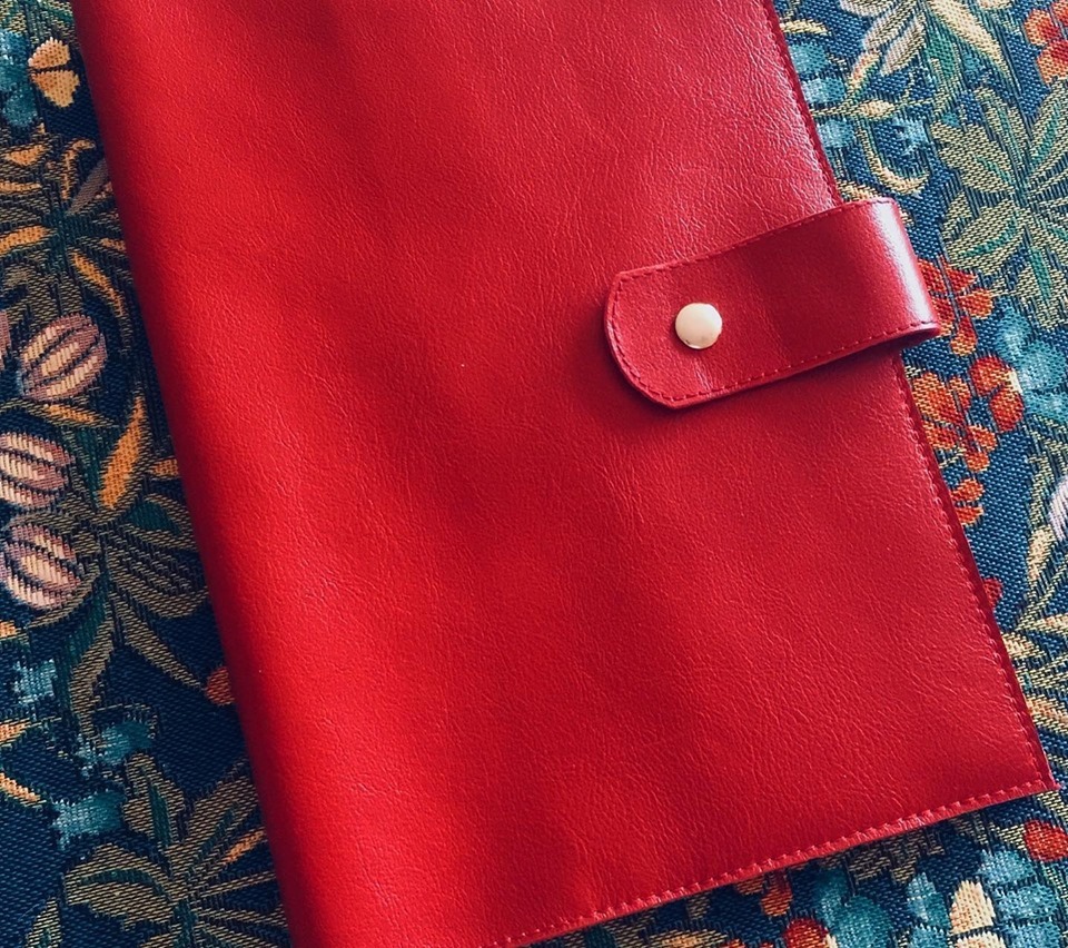 Кожаная папка  для семейных документов с файлами.