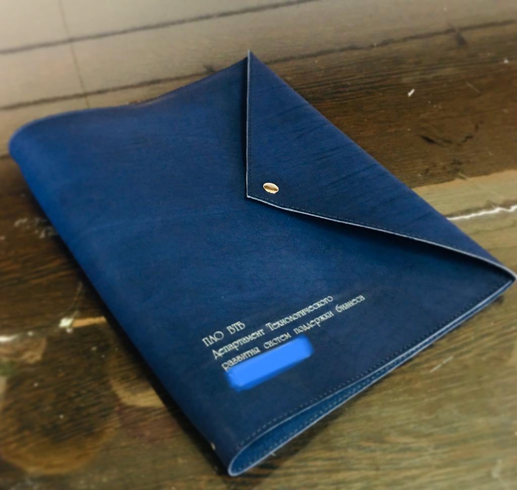 Папка кожаная А4+ с карманом и кольцевым механизмом на кнопке.